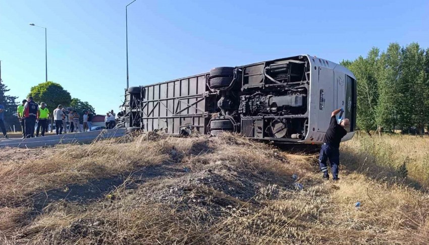 Afyonkarahisar'da kontrolden çıkan yolcu otobüsü devrildi: Çok sayıda yaralı var